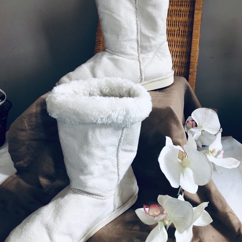 Cozy White Fur-Lined Boots - Picture 2 of 16